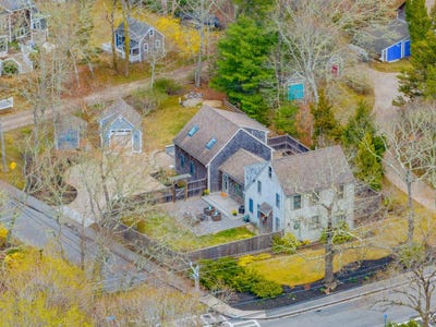 /international/us/134-school-street-cotuit-ma-110107535810/