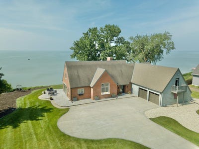 /international/us/n8323-north-shore-road-menasha-wi-110101093376/
