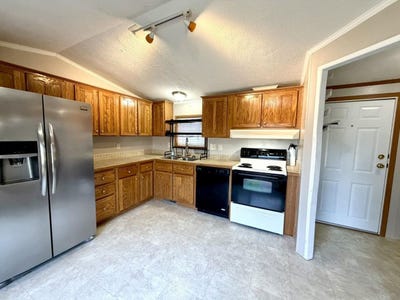 /international/us/17-blue-jay-court-keene-nh-110103697033/
