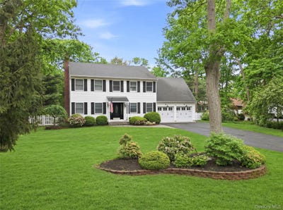 /international/us/3-hampton-drive-center-moriches-ny-110108169388/