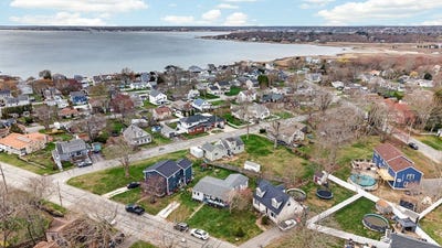 /international/us/20-manhattan-ave-fairhaven-ma-110107418602/