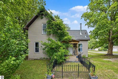 /international/us/14596-thompson-avenue-thompsonville-mi-110120113137/