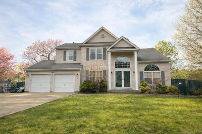 /international/us/1-daylilly-court-middle-island-ny-110106930696/