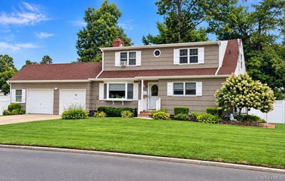 /international/us/13-westwood-drive-north-babylon-ny-110119743735/