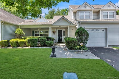 /international/us/702-pebble-beach-path-riverhead-ny-110109136545/