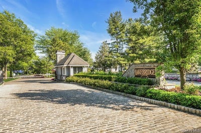 /international/us/38-lakebridge-drive-s-kings-park-ny-110108714310/