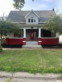 /international/us/121-e-court-street-farmington-il-110101153769/