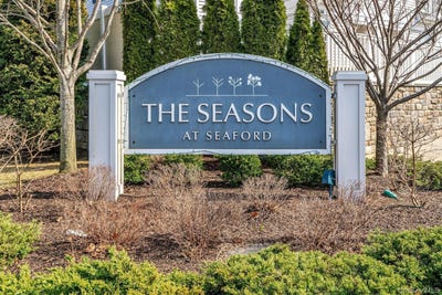 /international/us/28-spring-drive-seaford-ny-110105834695/