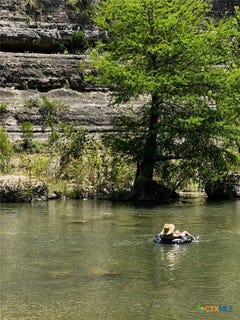 /international/us/8400-river-road-new-braunfels-tx-110108548040/