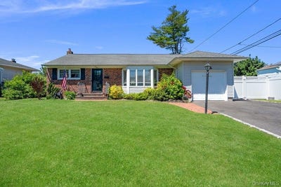 /international/us/4-balsam-lane-commack-ny-110108689445/