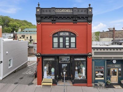 /international/us/212-locust-street-hudson-wi-110108010672/