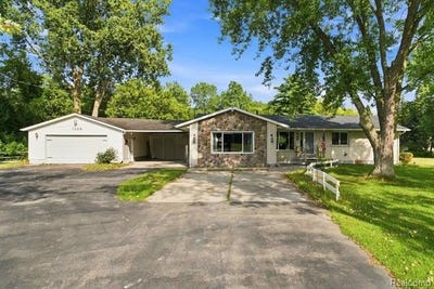 /international/us/1288-40th-street-port-huron-twp-al-110119744607/