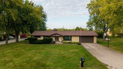 /international/us/16796-old-colonial-road-bloomington-il-110120618598/
