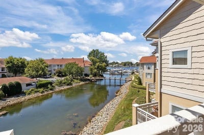 /international/us/18009-kings-point-drive-cornelius-nc-110108544442/