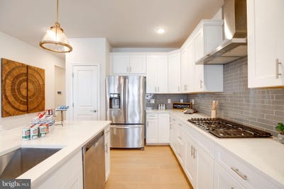 /international/us/6868-moonstone-peony-lane-haymarket-va-110099849693/