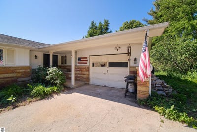 /international/us/762-eastman-road-beulah-mi-110100371144/