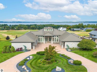 /international/us/4173-dornoch-court-williamsburg-mi-110105510275/