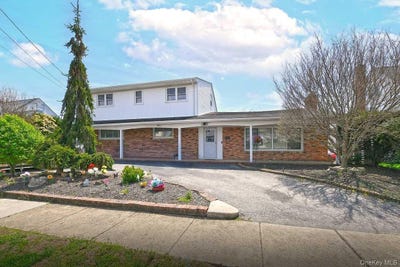 /international/us/275-36th-street-lindenhurst-ny-110107688542/