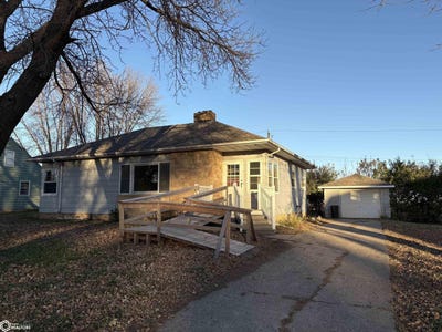 /international/us/216-4th-street-ne-buffalo-center-ia-110105397617/