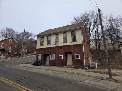 /international/us/609-611-university-avenue-dubuque-ia-110106143113/