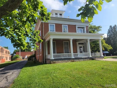 /international/us/212-e-main-street-carlinville-il-110100925077/