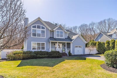 /international/us/18-gladysz-way-port-jefferson-ny-110098381226/