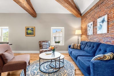 /international/us/10-union-street-salem-ma-110110057370/