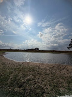 /international/us/4689-county-road-302-runge-tx-110103693022/