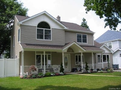 /international/us/12-crabtree-lane-levittown-ny-110120129782/