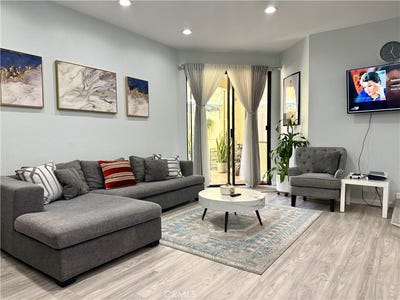 /international/us/19009-sherman-way-reseda-ca-110119985455/