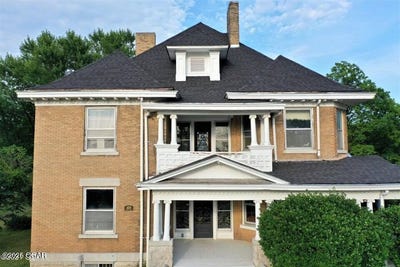 /international/us/109-s-pine-street-carterville-mo-110100753919/