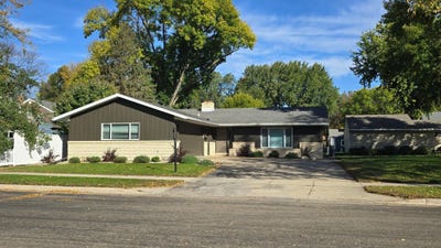/international/us/405-e-marshall-street-marshall-mn-110120416736/
