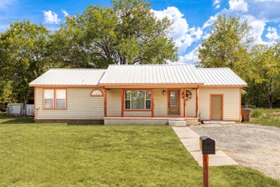 /international/us/924-w-live-oak-st-lockhart-tx-110102356600/