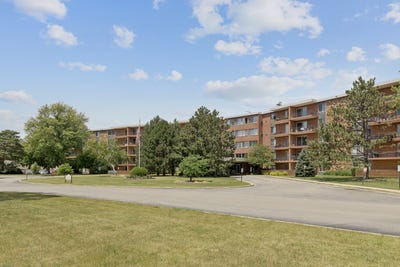 /international/us/16-e-old-willow-road-prospect-heights-il-110101866070/