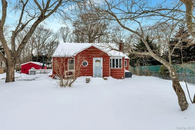 /international/us/32-stackyard-drive-mastic-beach-ny-110105040831/