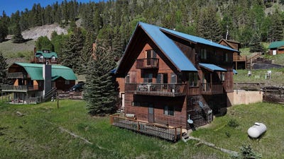 /international/us/24-valley-of-the-pines-rd-red-river-nm-110107572067/