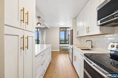 /international/us/300-winston-drive-cliffside-park-nj-110107961051/