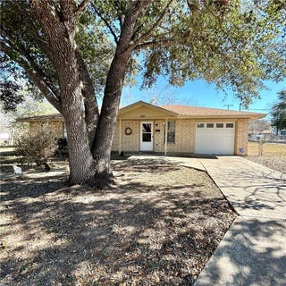 /international/us/1215-w-crockett-street-beeville-tx-110106141137/