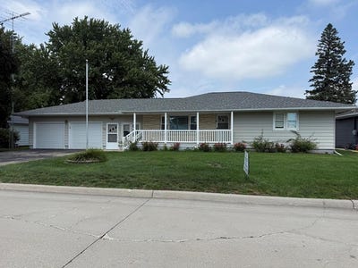 /international/us/104-circle-dr-lake-city-ia-110108355094/