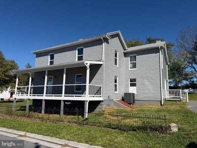 /international/us/427-thompson-street-strasburg-va-110120552130/