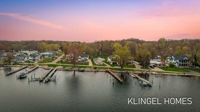 /international/us/16527-lakeview-street-spring-lake-mi-110107612170/