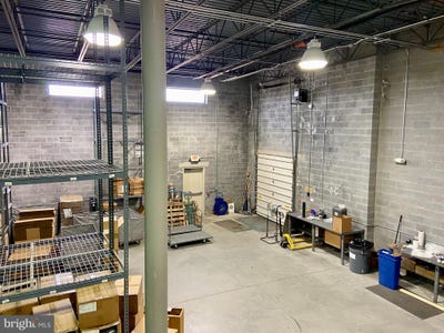 /international/us/242-airport-road-winchester-va-110093727762/