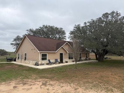 /international/us/100-county-road-423-stockdale-tx-110106955109/