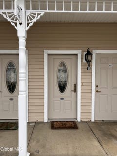 /international/us/406-kelly-circle-altamont-ny-110107039633/