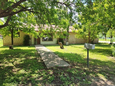 /international/us/235-n-12th-st-junction-tx-110107909542/