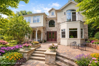 /international/us/437-lighthouse-avenue-staten-island-ny-110107309539/