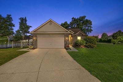 /international/us/15257-oak-valley-lane-monroe-mi-110100806395/