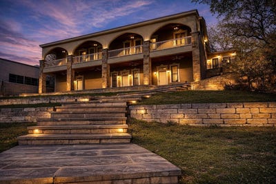 /international/us/802-main-st-bastrop-tx-110106526697/
