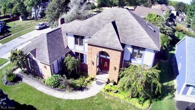 /international/us/7432-baldwin-creek-drive-middleburg-heights-oh-110108378096/