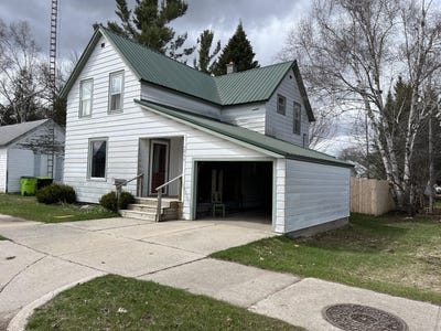 /international/us/211-e-mcmillan-ave-newberry-mi-110107086708/